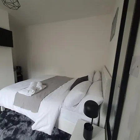Private & En-suite Bathroom - Long Term & Contractors Welcomed *
