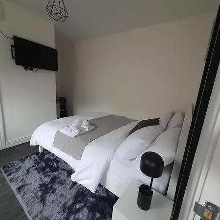 Private & En-suite Bathroom - Long Term & Contractors Welcomed *