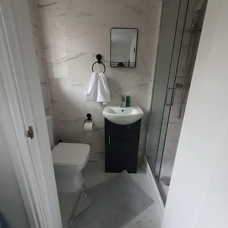 Private & En-suite Bathroom - Long Term & Contractors Welcomed *