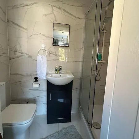 Private & En-suite Bathroom - Long Term & Contractors Welcomed